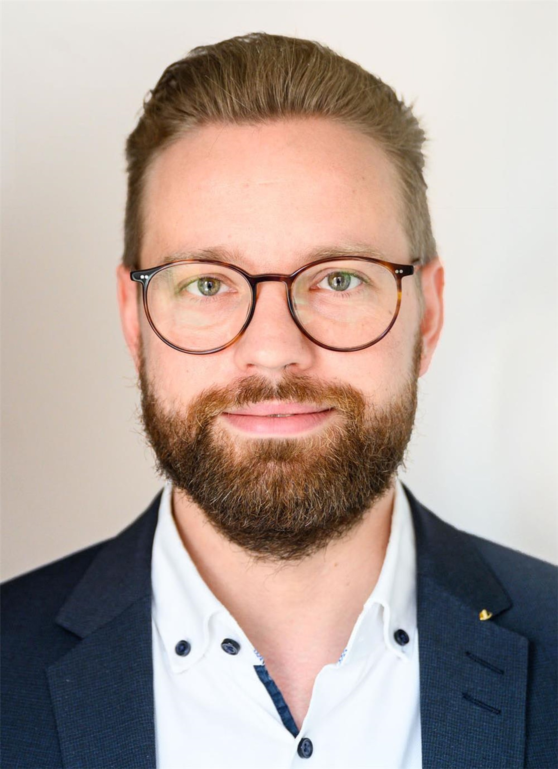Portrait eines Mannes mit Bart und Brille